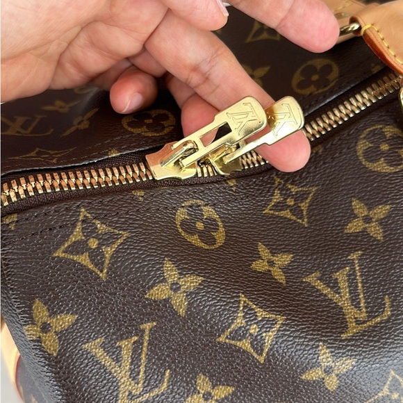 💯Authentic travel bag size 45 NO SMELLS/ODOR PET AND SMOKE FREE HOME! - Picture 2 of 10